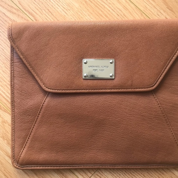 NWOT Michael Kors Leather Tan Case - Picture 2 of 14